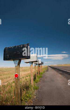 Rangée de boîtes aux lettres rurales sur la route Banque D'Images