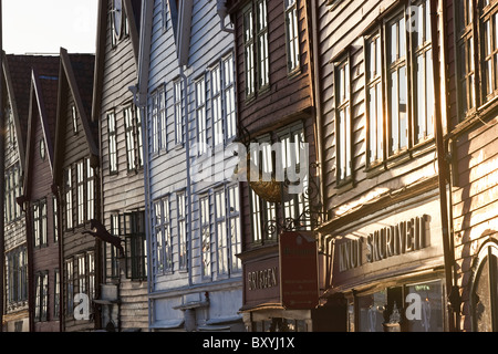 Les gens assis à trottoir bars/cafés, Bryggen, le quartier médiéval de Bergen, Hordaland, Norvège Banque D'Images