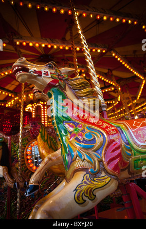 Royaume-uni, Angleterre, dans le Yorkshire, Leeds, Millennium Square, Christkindelmarkt traditionnel, merry go round ride horse Banque D'Images