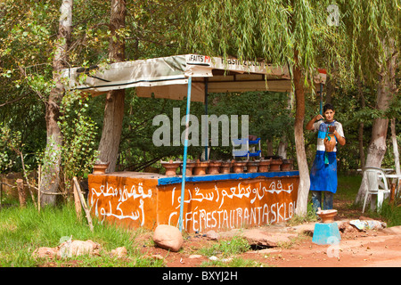 Un café restaurant dans un petit village berbère dans la vallée de l'Ourika dans les montagnes de l'Atlas du Maroc, l'Afrique du Nord. Banque D'Images