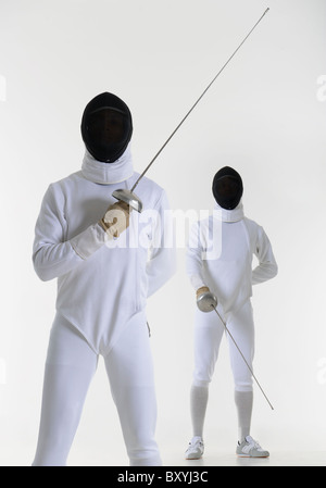 Portrait de studio de fencer holding fencing foil Banque D'Images