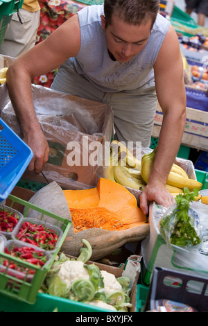 Découpage des portions de légumes au melon . Fruits et légumes frais pour la vente dans les rues de La Valette, Malte. Banque D'Images