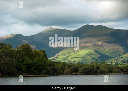 Skiddaw vu de Derwent Island dans le Lake District Banque D'Images