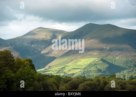 Skiddaw vu de Derwent Island dans le Lake District Banque D'Images