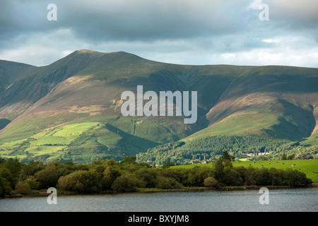 Skiddaw vu de Derwent Island dans le Lake District Banque D'Images