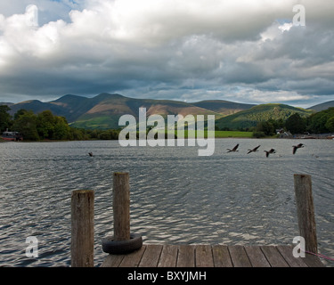 Skiddaw vu de Derwent Island dans le Lake District Banque D'Images