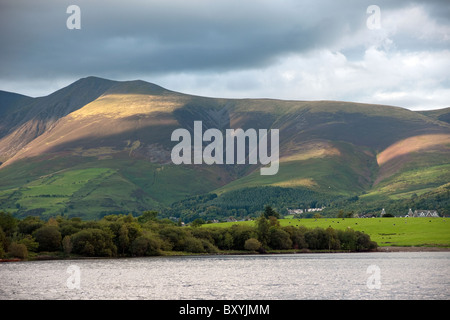 Skiddaw vu de Derwent Island dans le Lake District Banque D'Images