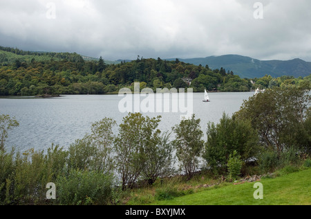 Dériveurs sur Derwent Water vu de Derwent Island près de Keswick dans le Lake District Banque D'Images