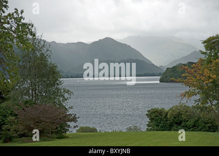 St Herbert's Island et les sommets de Borrowdale vu de Derwent sur l'île près de Derwentwater Keswick dans le Lake District Banque D'Images