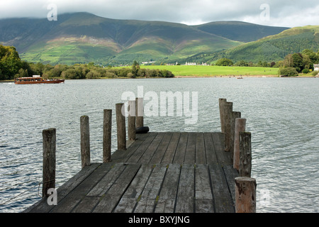 Le ponton sur l'île de Derwent à vers Skiddaw et Keswick dans le Lake District Banque D'Images