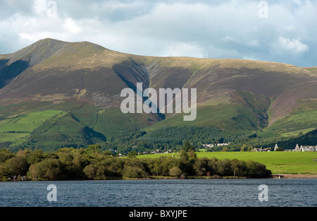 Skiddaw vu de Derwent Island dans le Lake District Banque D'Images