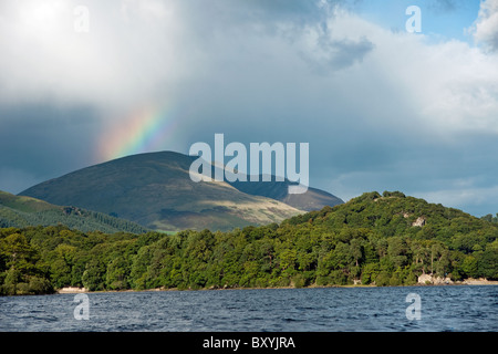 Arc-en-ciel sur Saddleback près de Keswick dans le Lake District Banque D'Images