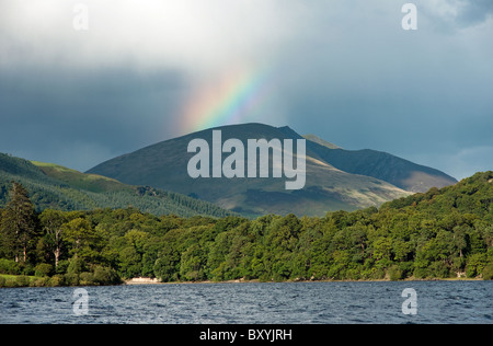 Arc-en-ciel sur Saddleback près de Keswick dans le Lake District Banque D'Images