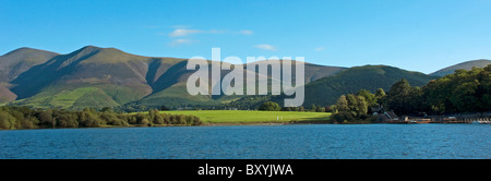 Skiddaw vu de Derwent Island dans le Lake District Banque D'Images