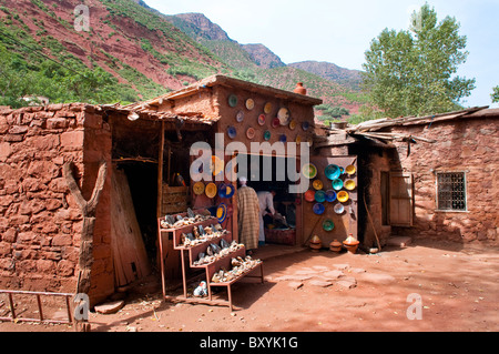 Boutiques dans un village berbère de la vallée de l'Ourika dans les montagnes de l'Atlas du Maroc. Banque D'Images