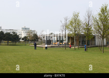 Café à Thames Barrier Park East London UK Banque D'Images