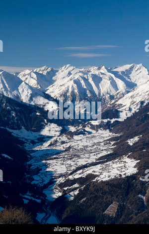 En vue de dessus un village entre les Alpes autrichiennes Banque D'Images