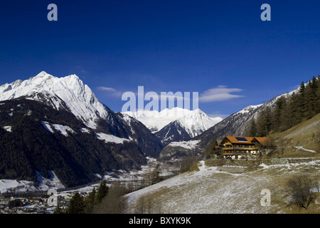 Chalet de montagne avec une vue étendue, dans les Alpes autrichiennes Banque D'Images