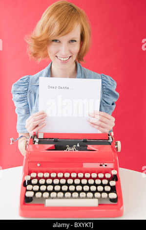 Jeune femme avec machine à écrire Banque D'Images