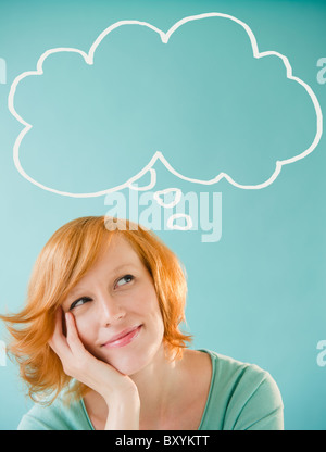 Jeune femme avec bulle pensée Banque D'Images