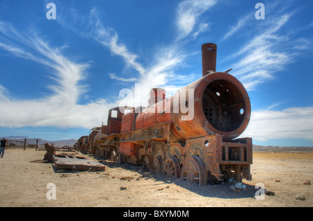 Un train abandonné dans le Salar de Uyuni graveyard train Banque D'Images