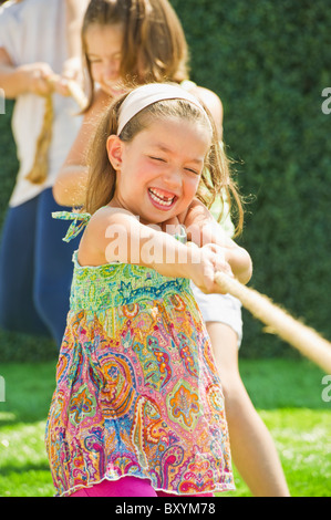 Sœurs jouant à la corde Banque D'Images