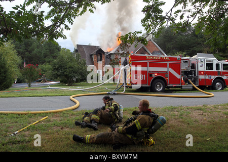 Les pompiers se relaient pour éteindre l'incendie d'une maison dans la région de Charlottesville, Virginia. Banque D'Images