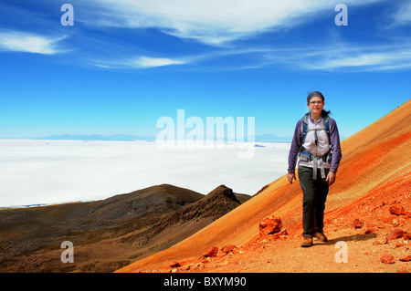 Un randonneur près du volcan de 5100m dans le Tunupa Salar de Uyuni en Bolivie Banque D'Images