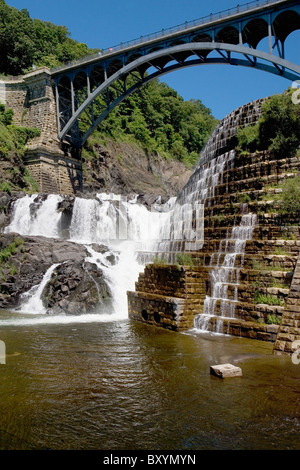 Sous le pont et la cascade du barrage Banque D'Images