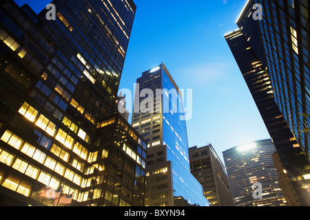 Low angle view of skyscrapers at Twilight Banque D'Images