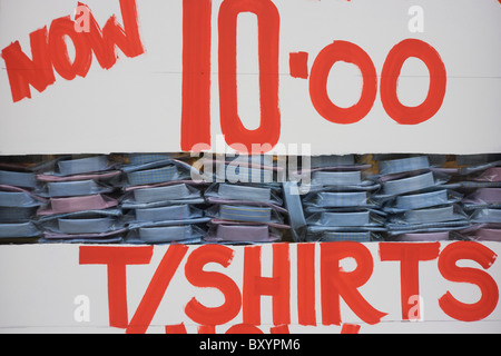 Prix de vente de $10 livres pour les t-shirts avec shirts dans la fenêtre de magasin de vêtements Vêtements pour hommes de la ville. Banque D'Images