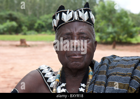 Un chef local du groupe des minorités Esse décoré de couronne et d'autres dignes d'atrapments image en Afrique de l'Ouest rurale. Banque D'Images