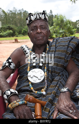 Un chef local du groupe des minorités Esse décoré de couronne et d'autres dignes d'atrapments image en Afrique de l'Ouest rurale. Banque D'Images