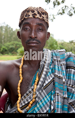 Un chef local du groupe des minorités Esse décoré de couronne et d'autres dignes d'atrapments image en Afrique de l'Ouest rurale. Banque D'Images