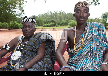 Un chef local du groupe des minorités Esse décoré de couronne et d'autres dignes d'atrapments image en Afrique de l'Ouest rurale. Banque D'Images