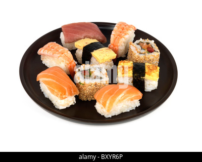 Sélection de collations Sushi Style japonais sur un fond blanc avec aucun peuple Banque D'Images