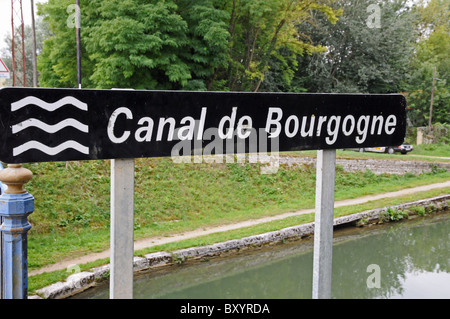 Metal Noir et blanc signe sur Canal de Bourgogne, près de Montbard Bourgogne France Banque D'Images