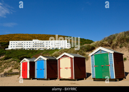 L'hôtel Saunton Sands donne sur les cabanes de plage à Saunton, près de Braunton, sur la côte nord du Devon, en Angleterre. Banque D'Images