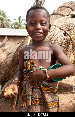 Un jeune garçon dont le village d'Afrique ont participé à un projet générateur de revenu pour améliorer la pauvreté rurale. Banque D'Images