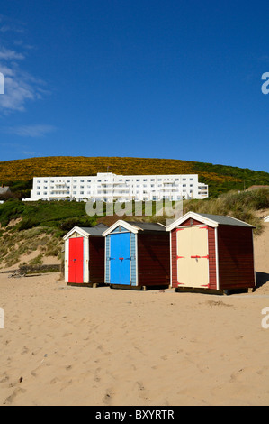 L'hôtel Saunton Sands donne sur les cabanes de plage à Saunton, près de Braunton, sur la côte nord du Devon, en Angleterre. Banque D'Images