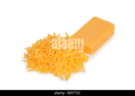 Fromage cheddar, râpé sur fond blanc Banque D'Images