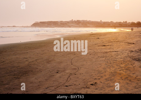 Une belle étendue de plage sur la côte centrale du Ghana à marée basse et au coucher du soleil. Banque D'Images