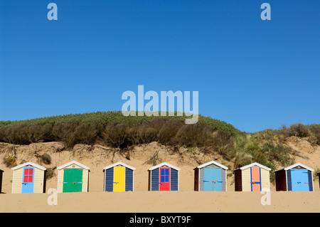 Cabines de plage à Saunton Sands Beach à Saunton près de Fremington sur la côte nord du Devon, Angleterre. Banque D'Images