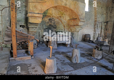 À l'intérieur de Forge de l'abbaye de Fontenay France fondée en 1220 la plus ancienne usine métallurgique annonce en Europe où le marteau hydraulique inventé Banque D'Images
