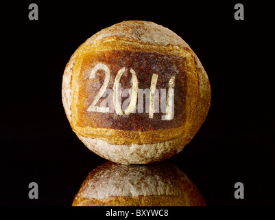 Miche de pain rond dépoussiéré avec la nouvelle année date 2011 Banque D'Images