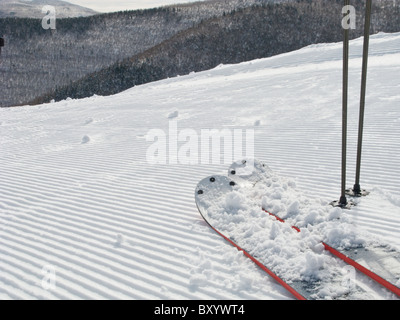 Les Skis en pente de ski Banque D'Images