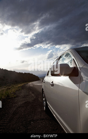 Voiture sur la route Banque D'Images