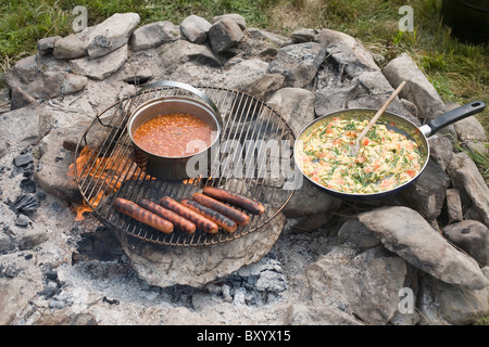 Saucisses grillées et haricots sur feu de bois Banque D'Images