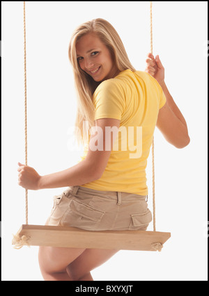 Portrait of young girl on swing Banque D'Images