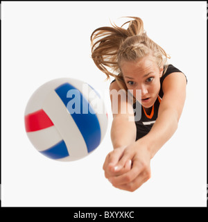 Young Girl playing volleyball Banque D'Images